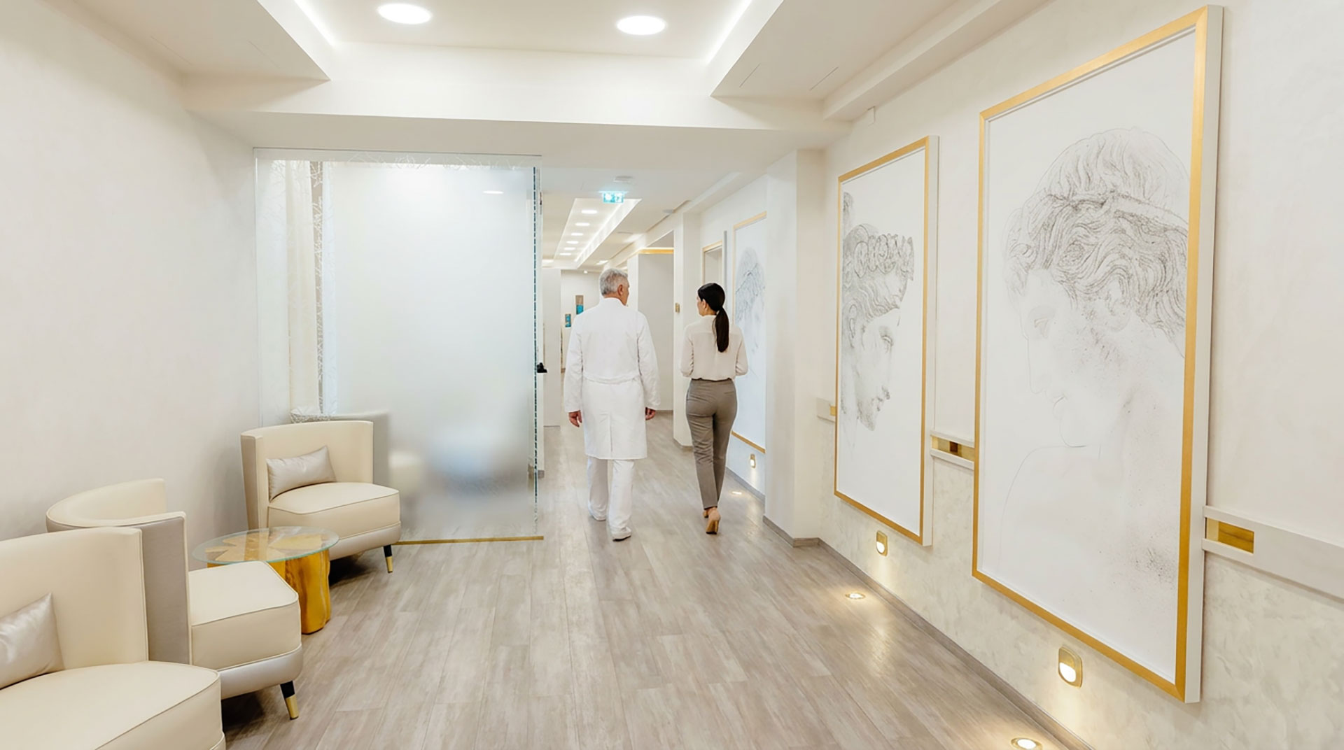 Arzt und Patientin im Kuzbari Zentrum für Ästhetische Medizin Wien