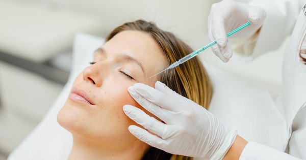 Augenbrauenlifting vs. Augenbrauenlifting mittels Botox: Was ist der Unterschied?